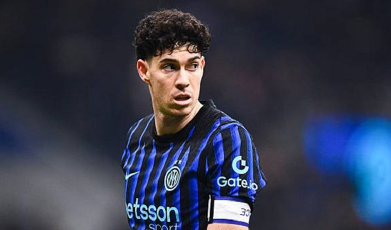 arsenal-vao-cuoc-tranh-bastoni-san-sang-so-ke-barcelona