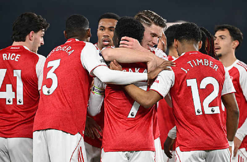 cu-sut-sam-set-cua-eze-giup-arsenal-vuot-ai