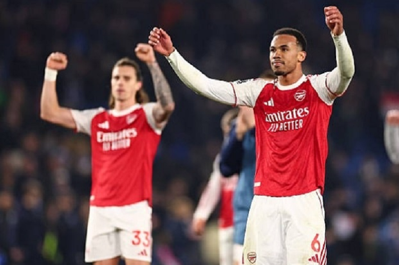 gabriel-magalhaes-hoa-buc-tuong-thep